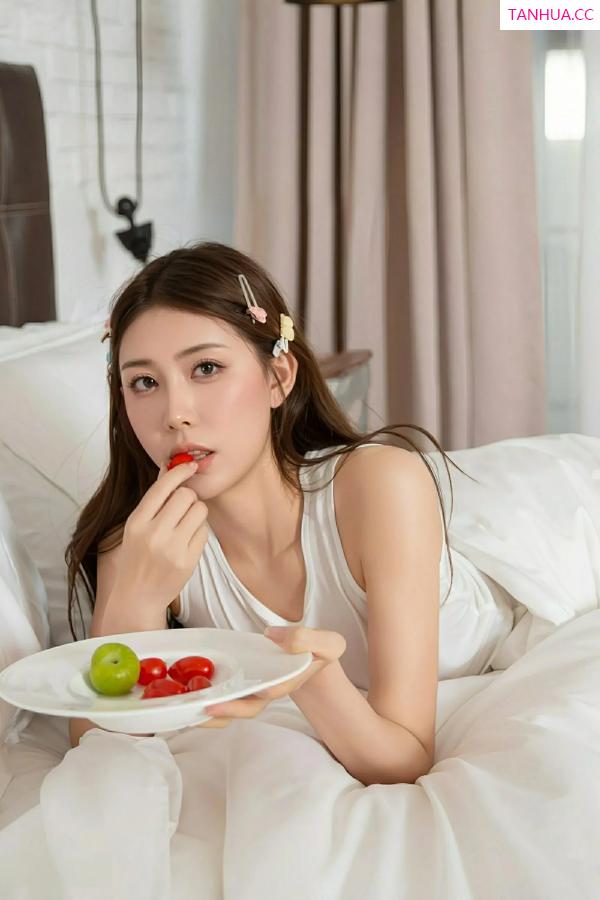 [XiuRen]高清写真图 2025.08.22 No.10679 悦兮 白色家居服